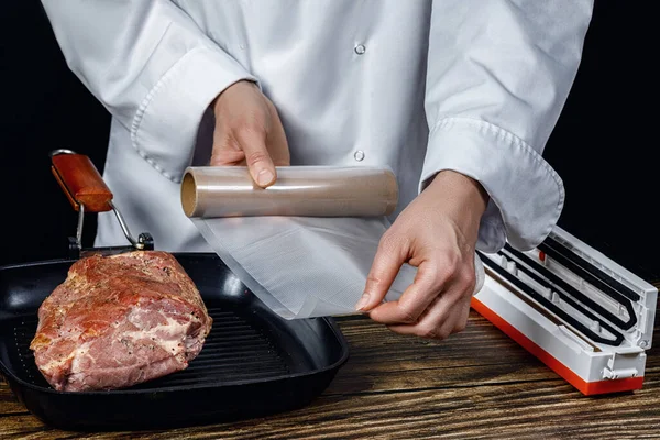 Cuoco Misura Sacchetto Sottovuoto Aspirare Carne — Foto Stock