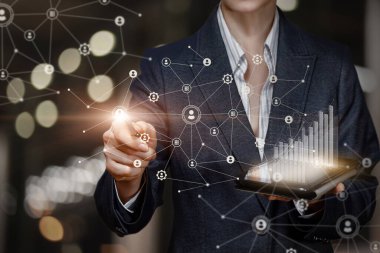 Ekonomik ve finansal büyüme grafiklerini analiz eden iş kadını.