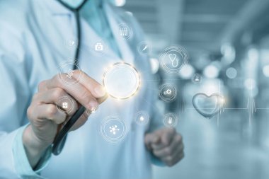 Teşhis araştırması ve tıbbi bakım konsepti. Doktor tıbbi simgelerin arka planlarını dinler..