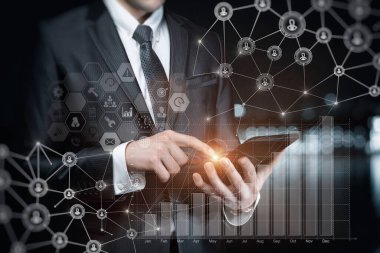 Tablet üzerinde çalışan işadamı mali büyüme grafiğini analiz ediyor.