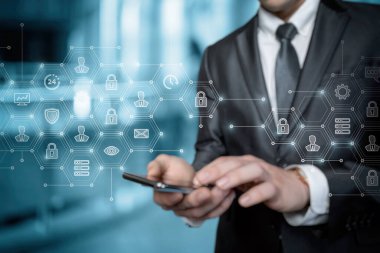 Sanal ekranda ve telefonda güvenlik sisteminde çalışan bir iş adamı.