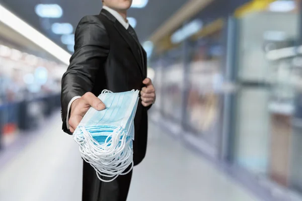 Empresario Sostiene Paquete Máscaras Protectoras Sobre Fondo Borroso — Foto de Stock