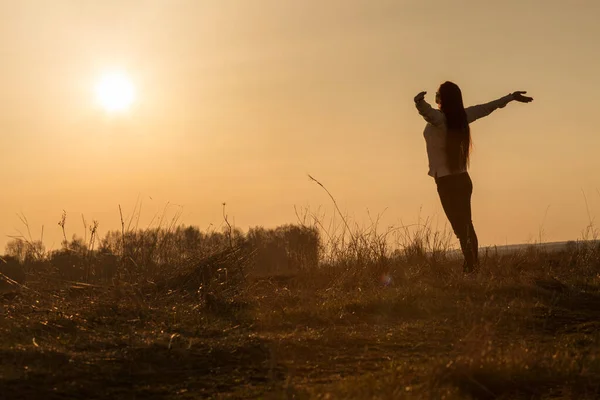 Mulher Abriu Braços Forma Asas Contra Fundo Pôr Sol Ensolarado — Fotografia de Stock