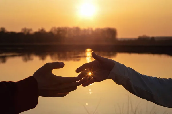 友情とロマンチックな関係の概念 晴れた日没を背景に手を差し伸べ合う — ストック写真