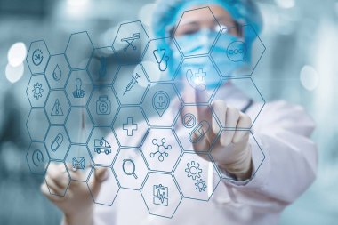 Sanal bir bilgisayar ekranı üzerinde çalışan kadın doktor.