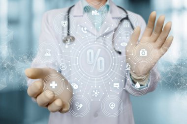 Tıbbi hizmetler indirim konsepti. Doktor arka planda bulanık bir hologram gösteriyor..