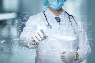 Hastalıkların tıbbi bakım konseptini araştırın. Doktor sanal ekran üzerinde çalışıyor..