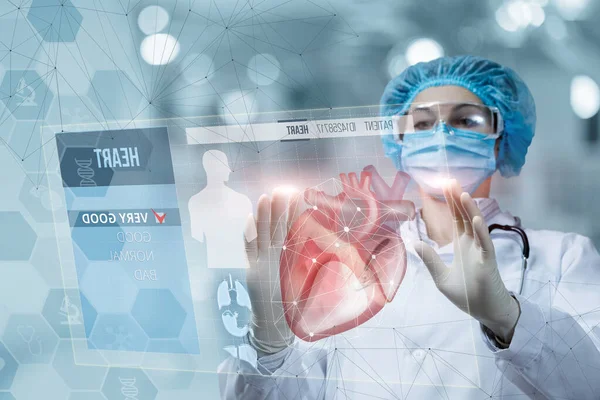 Doktor Hastanın Kalbini Sanal Bir Bilgisayarda Inceliyor — Stok fotoğraf