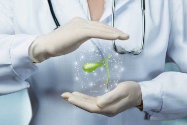 Safra kesesi koruma konsepti. Doktor safra kesesini koruyucu bir hareketle koruyor..