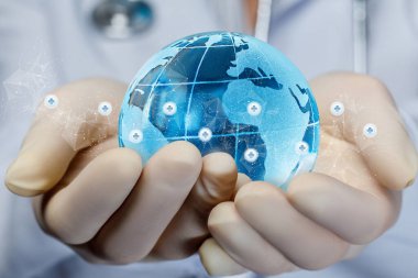 Küresel tıp destek konsepti. Doktor elleri dünyayı tıbbi ağlarla destekliyor..