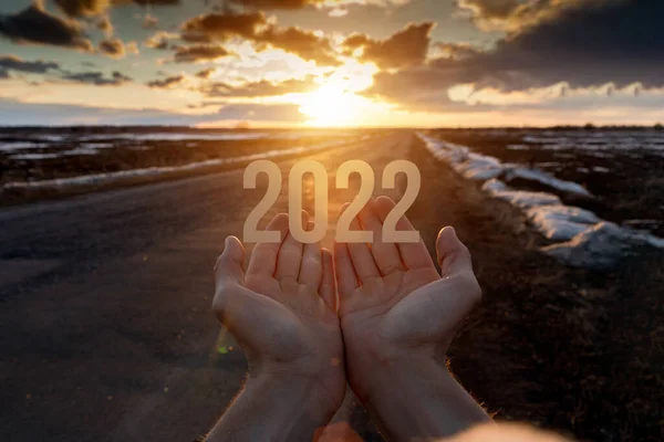 Mani Sostengono Nuovo Anno 2022 Sullo Sfondo Tramonto Soleggiato Fronte — Foto Stock