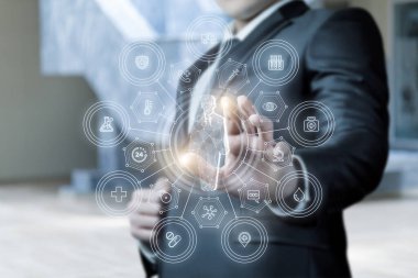 Sağlık sigortası konsepti. Bir adam sağlık sigortasının sanal ekranına tıklıyor..