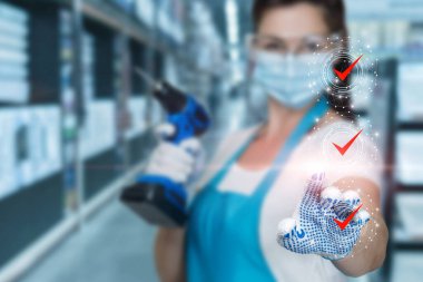 Ellerindeki kadın işçi, tamamlanmış görevlerin olduğu listeye tıklayarak bulanık bir arkaplan üzerinde çalışıyor..