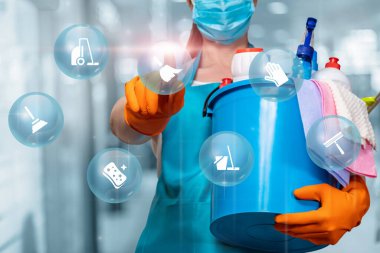 Temizlikçi kadın elleri temizleme ürünleri ile bulanık bir arka planda temizlik hizmetleri simgeleri.