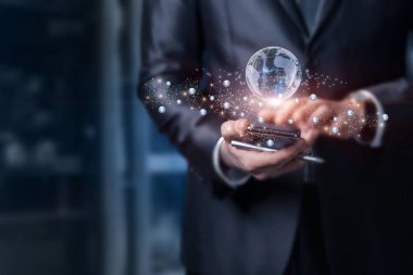 Cep telefonunda küresel web işi kavramı. Telefonun önündeki sanal ekranda küresel ağ.