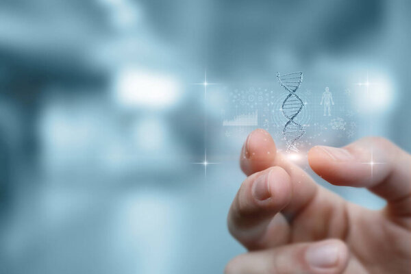 Рука показывает молекулу ДНК на размытом фоне и виртуальном экране.