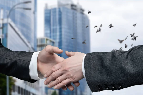 ビジネス協力の概念 ビジネスマンはビジネスセンターの背景に握手をするために手を差し出して — ストック写真