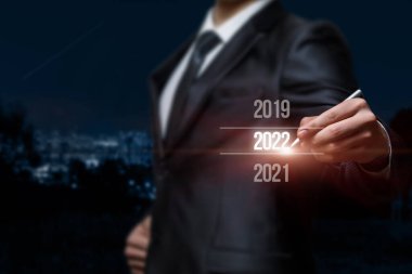İş adamı 2022 yılını karanlık arka planda yazdı..