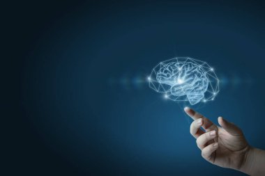 Dijital sanat ve yenilik yoluyla zihin bağlantısı. Bir el, karanlık bir ortamda parlayan dijital bir beyne uzanıyor..