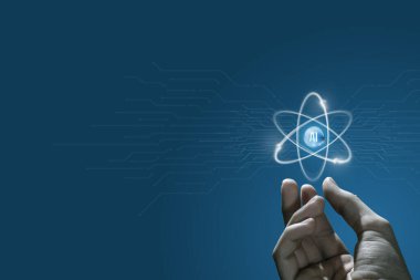 Ellerini uzat. Eller mavi arkaplandaki yapay zekanın parlayan atom sembolüne uzanır.