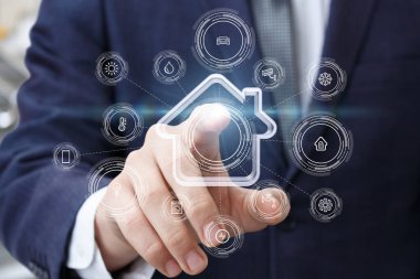 Akıllı ev teknolojisi dalışı. Bir kişi ev otomasyon sistemleri için dijital sembollerle etkileşim kurar.