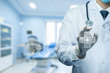 Tıbbi teknolojide yapay zeka. Bir tıbbi uzman klinikte dijital sağlık sembolleriyle etkileşim halindedir..