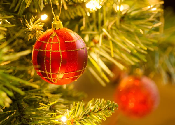 Red Tartan Bauble en el árbol de Navidad — Foto de Stock