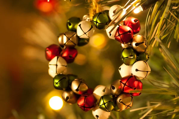 静乐钟花环圣诞树装饰前视图 — 图库照片