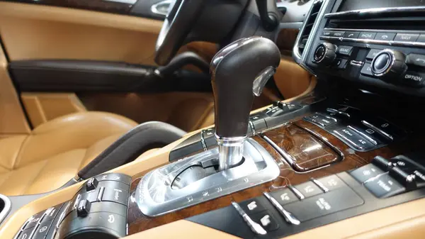 Porsche bir arabanın içi deri. 