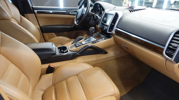 Porsche bir arabanın içi deri. 