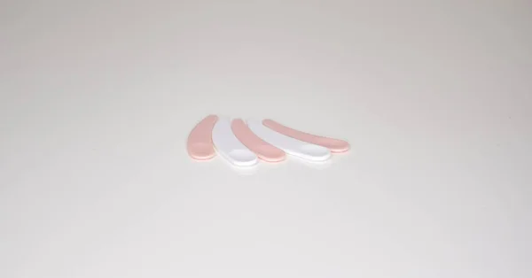 Beyaz ve pembe kozmetik kürek kemikleri