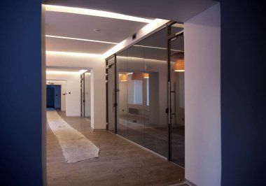 Ofiste cam bölümler var.