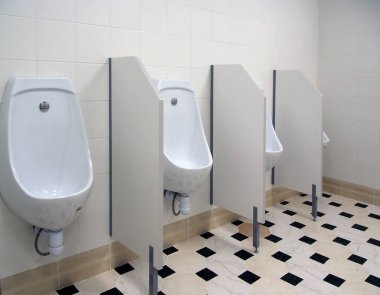 Beyaz tuvaletli umumi erkekler tuvaleti.