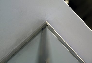 Ofiste cam bölümler var.