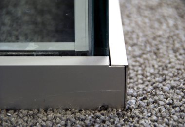 Ofiste cam bölümler var.