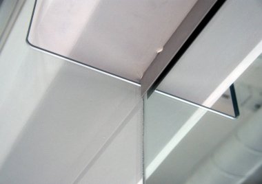 Ofiste cam bölümler var.