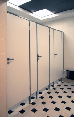 Tuvalet saplı beyaz kapılar.