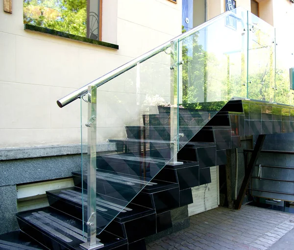 Garde Corps Verre Dans Les Escaliers Avec Mains Courantes — Photo