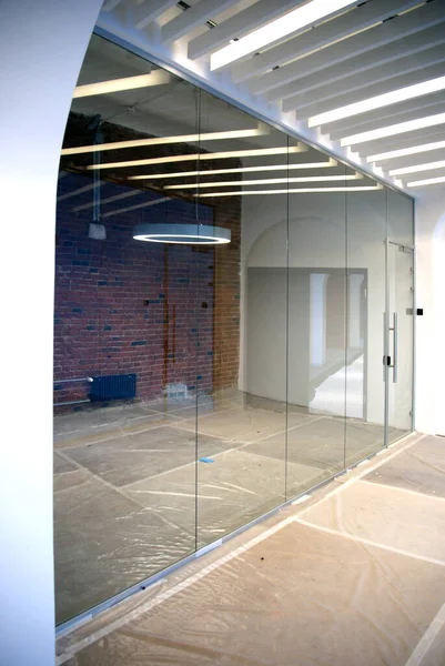办公室的玻璃隔板 — 图库照片