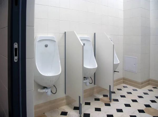 Білі Туалети Громадському Туалеті — стокове фото