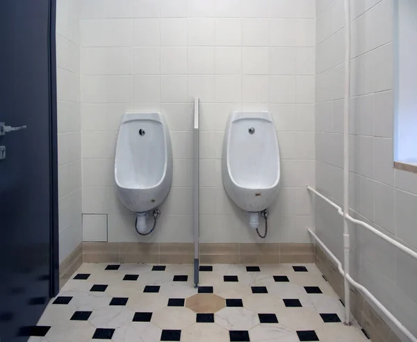 Openbaar Herentoilet Met Witte Toiletten — Stockfoto