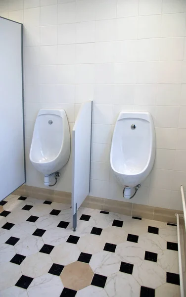 公衆トイレに白いトイレ — ストック写真