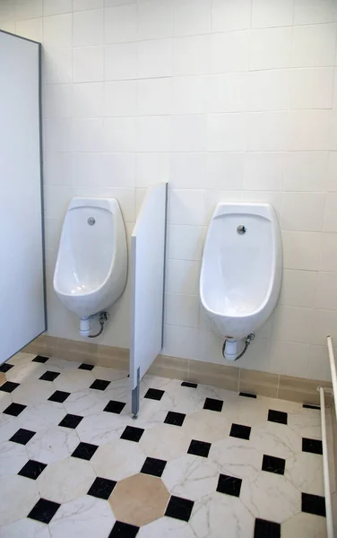 Baño Público Para Hombres Con Baños Blancos — Foto de Stock