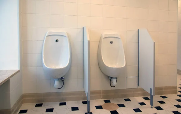 Openbaar Herentoilet Met Witte Toiletten — Stockfoto