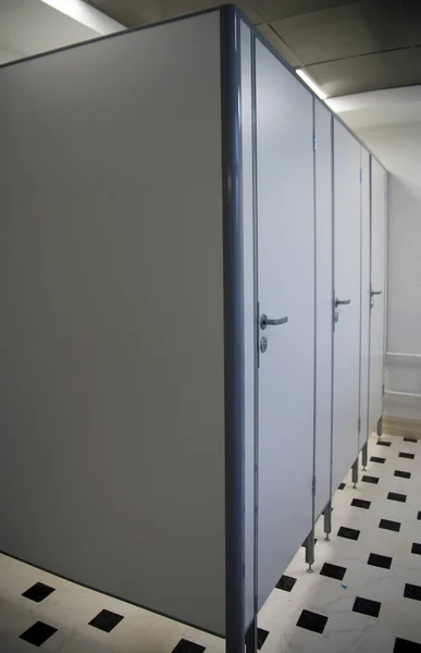 Witte Deuren Met Handgrepen Naar Het Toilet — Stockfoto