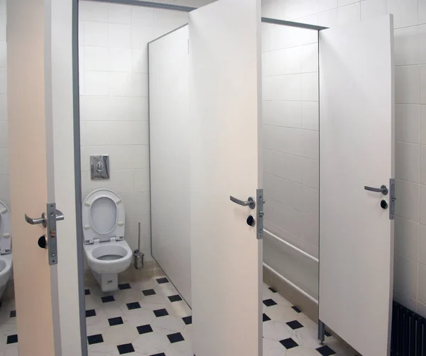 公衆トイレに白いトイレ ストックフォト