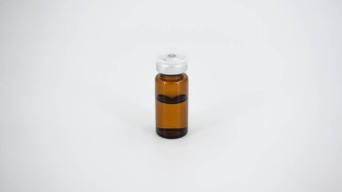 Cam şişede aşı sıvısı.