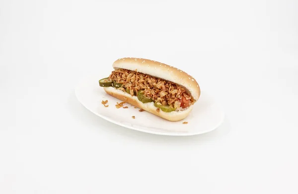 把肉和蔬菜放在盘子里的热狗 — 图库照片