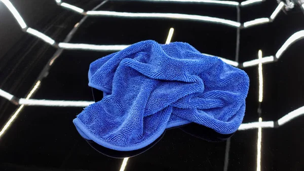 Pano Azul Para Limpar Carro Capô — Fotografia de Stock