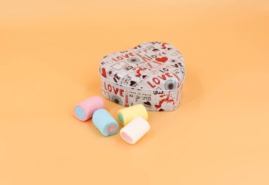 Kalp şeklinde bir hediye kutusu ve izole edilmiş bir geçmişi var.